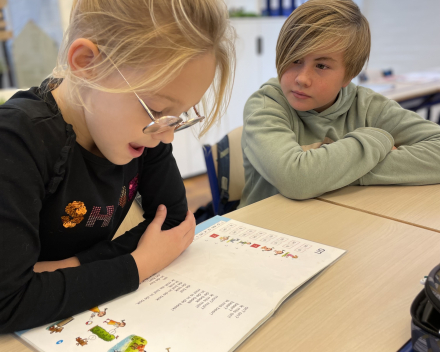 Wanneer klas 6 & 1 samen lezen…