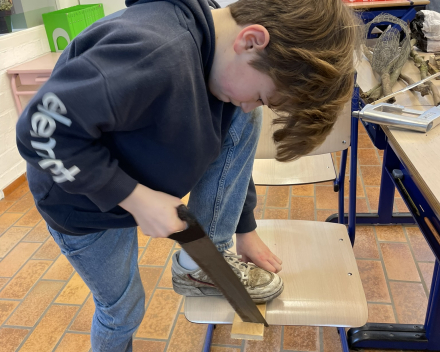 Les techniek: vogelvoederhuisje in elkaar steken.
