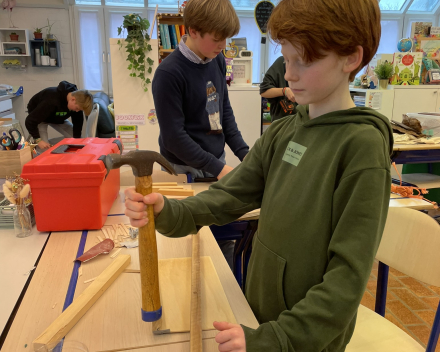 Les techniek: vogelvoederhuisje in elkaar steken.