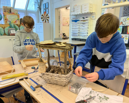 Les techniek: vogelvoederhuisje in elkaar steken.