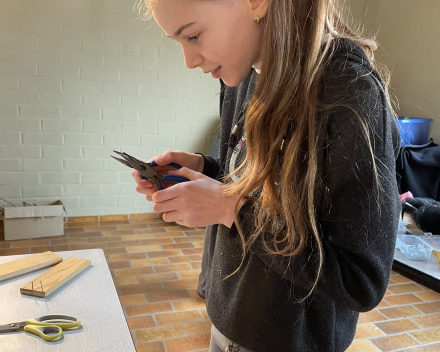 Les techniek: vogelvoederhuisje in elkaar steken.