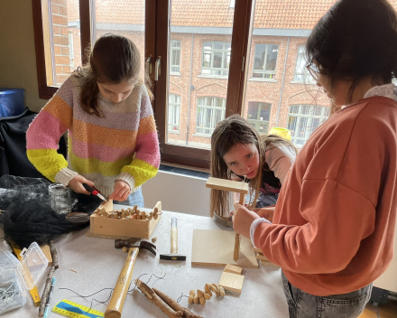 Les techniek: vogelvoederhuisje in elkaar steken.