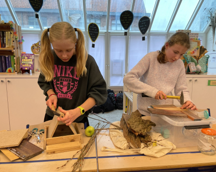 Les techniek: vogelvoederhuisje in elkaar steken.