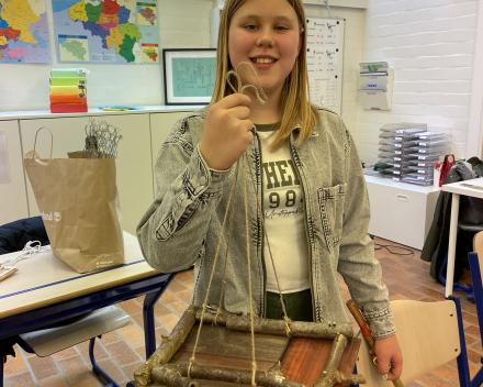 Les techniek: vogelvoederhuisje in elkaar steken.