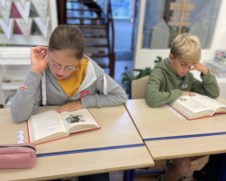 Lezen tijdens het leeskwartier.