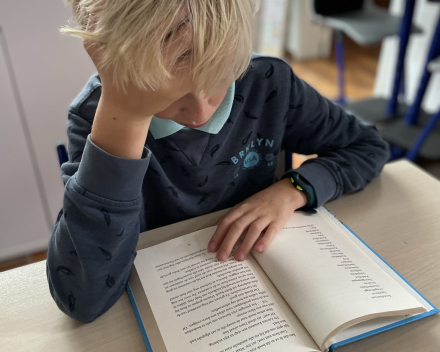 Lezen tijdens het leeskwartier.
