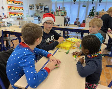 Klasoverschrijdend werken: klas 6 speelt spelletjes met de kleuters!