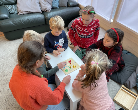 Klasoverschrijdend werken: klas 6 speelt spelletjes met de kleuters!