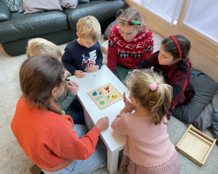 Klasoverschrijdend werken: klas 6 speelt spelletjes met de kleuters!