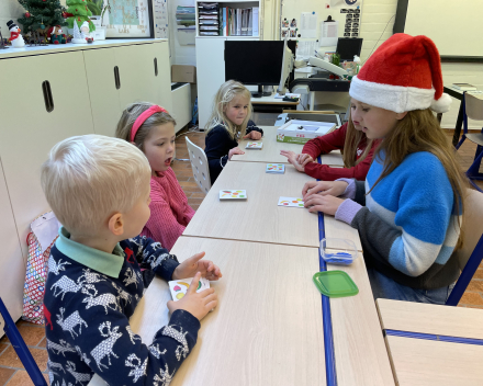 Klasoverschrijdend werken: klas 6 speelt spelletjes met de kleuters!