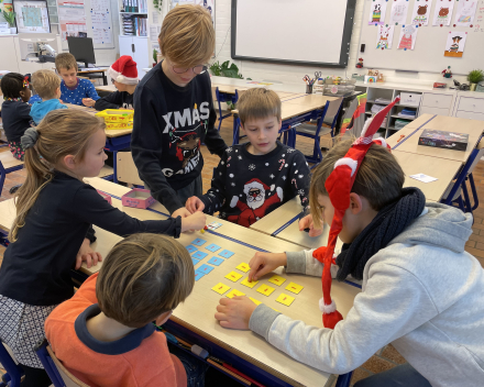 Klasoverschrijdend werken: klas 6 speelt spelletjes met de kleuters!