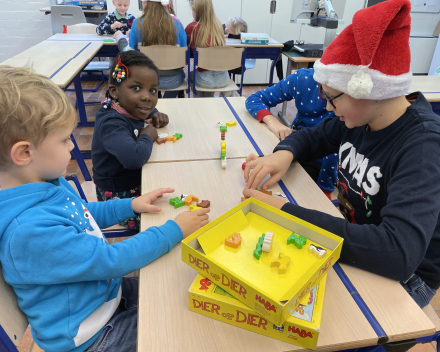 Klasoverschrijdend werken: klas 6 speelt spelletjes met de kleuters!