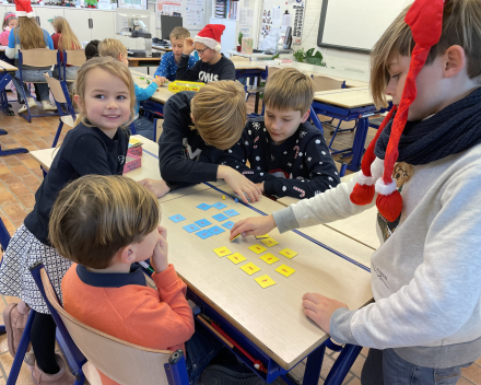 Klasoverschrijdend werken: klas 6 speelt spelletjes met de kleuters!