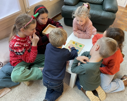 Klasoverschrijdend werken: klas 6 speelt spelletjes met de kleuters!