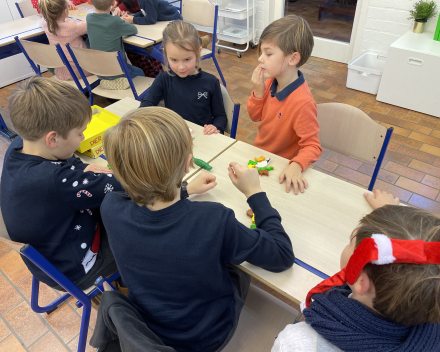 Klasoverschrijdend werken: klas 6 speelt spelletjes met de kleuters!