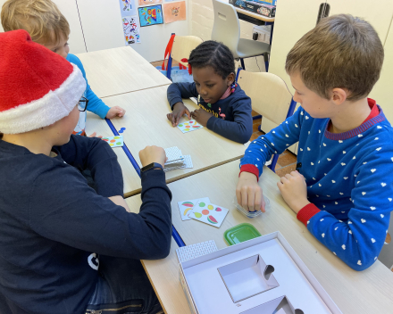 Klasoverschrijdend werken: klas 6 speelt spelletjes met de kleuters!