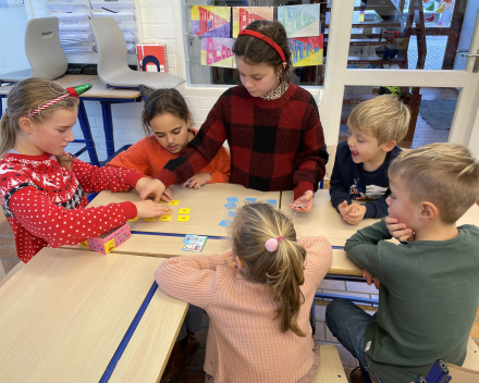 Klasoverschrijdend werken: klas 6 speelt spelletjes met de kleuters!