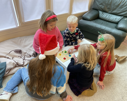 Klasoverschrijdend werken: klas 6 speelt spelletjes met de kleuters!