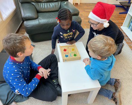 Klasoverschrijdend werken: klas 6 speelt spelletjes met de kleuters!