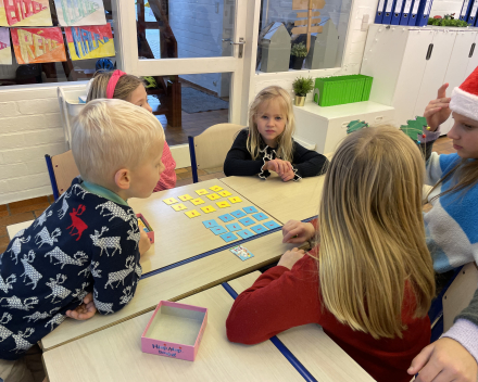 Klasoverschrijdend werken: klas 6 speelt spelletjes met de kleuters!