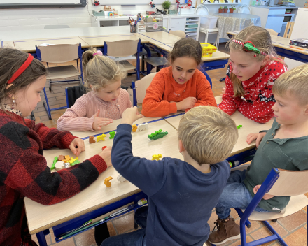 Klasoverschrijdend werken: klas 6 speelt spelletjes met de kleuters!