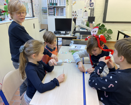 Klasoverschrijdend werken: klas 6 speelt spelletjes met de kleuters!