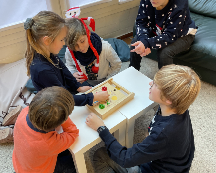 Klasoverschrijdend werken: klas 6 speelt spelletjes met de kleuters!