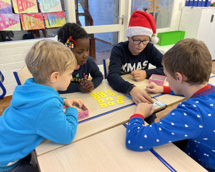 Klasoverschrijdend werken: klas 6 speelt spelletjes met de kleuters!