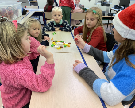 Klasoverschrijdend werken: klas 6 speelt spelletjes met de kleuters!