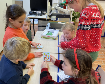 Klasoverschrijdend werken: klas 6 speelt spelletjes met de kleuters!