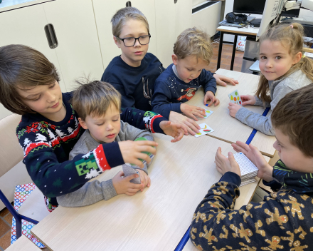 Klasoverschrijdend werken: klas 6 speelt spelletjes met de kleuters!