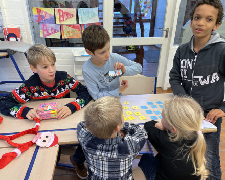 Klasoverschrijdend werken: klas 6 speelt spelletjes met de kleuters!