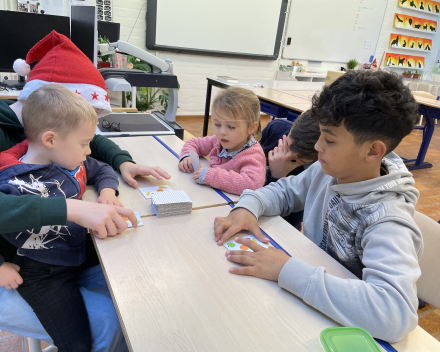 Klasoverschrijdend werken: klas 6 speelt spelletjes met de kleuters!