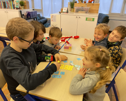 Klasoverschrijdend werken: klas 6 speelt spelletjes met de kleuters!