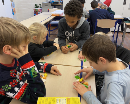 Klasoverschrijdend werken: klas 6 speelt spelletjes met de kleuters!