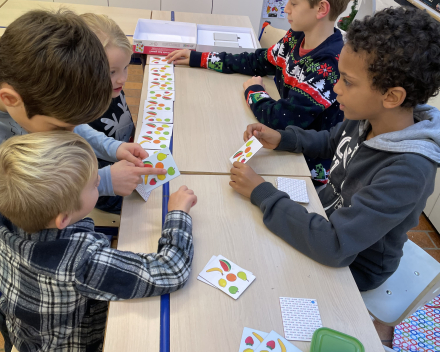 Klasoverschrijdend werken: klas 6 speelt spelletjes met de kleuters!