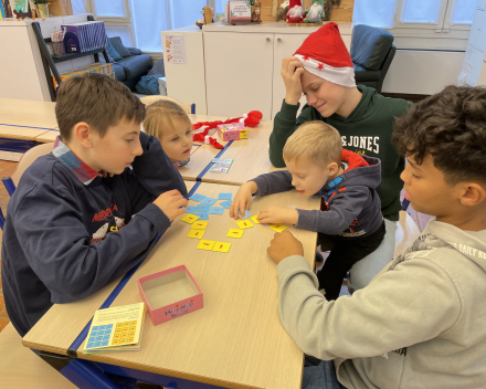 Klasoverschrijdend werken: klas 6 speelt spelletjes met de kleuters!