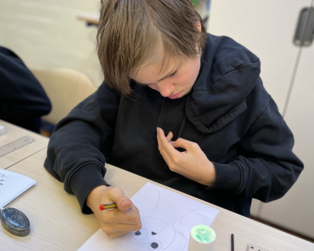 Uil in close-up: werken met houtskool & pandakrijt.