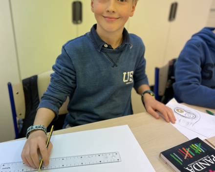 Uil in close-up: werken met houtskool & pandakrijt.