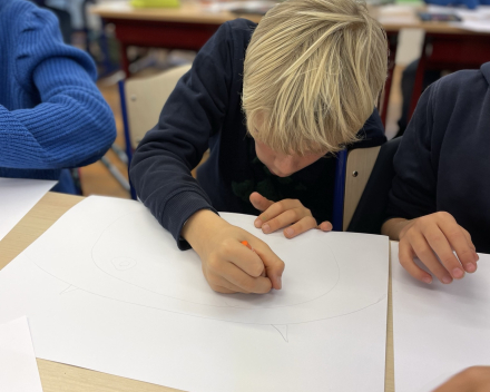 Uil in close-up: werken met houtskool & pandakrijt.