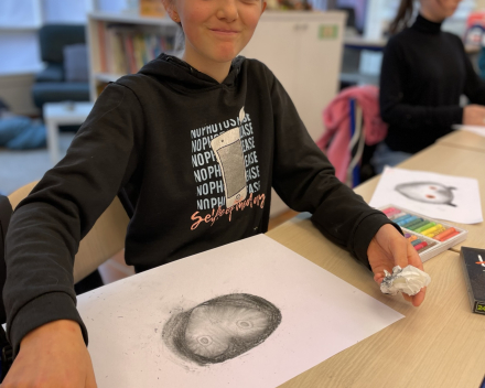 Uil in close-up: werken met houtskool & pandakrijt.