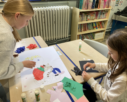 Muzische carrousel rond een bekend kunstenaar.