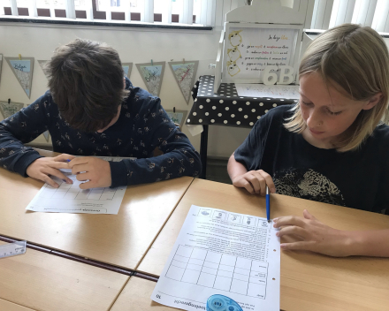 Samen sta je sterker dan alleen: samenwerken tijdens taal/wiskunde.