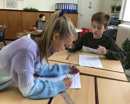 Samen sta je sterker dan alleen: samenwerken tijdens taal/wiskunde.