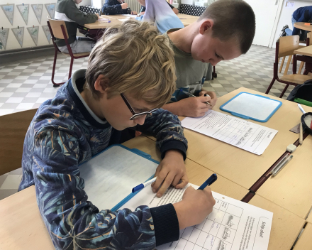 Samen sta je sterker dan alleen: samenwerken tijdens taal/wiskunde.