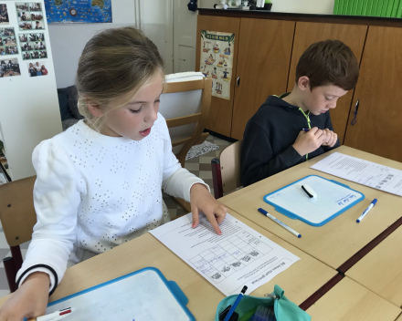 Samen sta je sterker dan alleen: samenwerken tijdens taal/wiskunde.