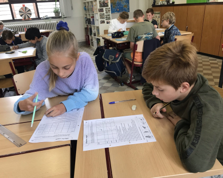 Samen sta je sterker dan alleen: samenwerken tijdens taal/wiskunde.