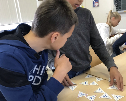 Samen sta je sterker dan alleen: samenwerken tijdens taal/wiskunde.