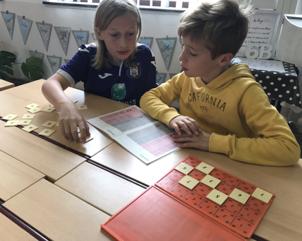 Samen sta je sterker dan alleen: samenwerken tijdens taal/wiskunde.