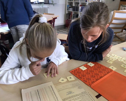 Samen sta je sterker dan alleen: samenwerken tijdens taal/wiskunde.